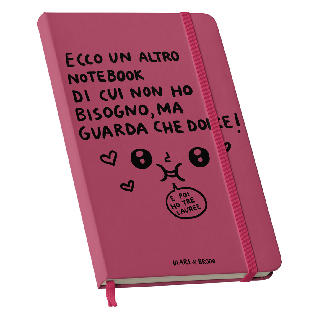 Taccuino Un'altro Notebook di cui non ho bisogno dell'album Me lo segno di Diari di brodo: copertina soft touch in 8 colori, con chiusura e segnalibro coordinati