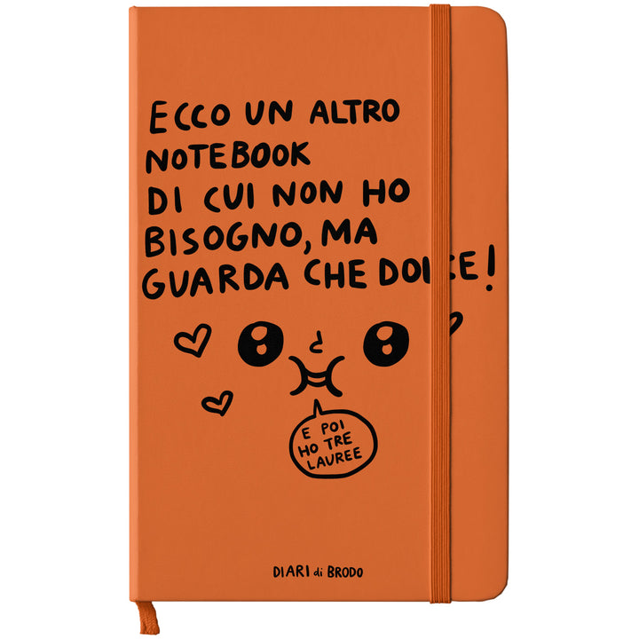 Taccuino Un'altro Notebook di cui non ho bisogno dell'album Me lo segno di Diari di brodo: copertina soft touch in 8 colori, con chiusura e segnalibro coordinati
