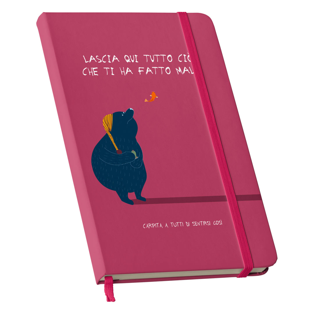 Taccuino Lascia qui quello che ti ha fatto male dell'album Taccuini a tutti di Carpita A Tutti: copertina soft touch in 8 colori, con chiusura e segnalibro coordinati