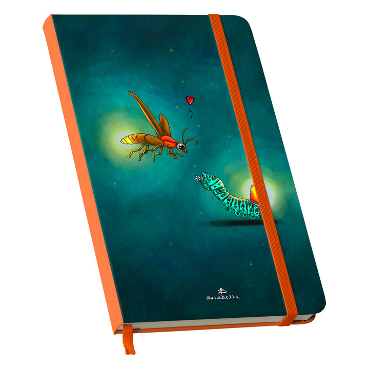Taccuino Per amore lucciola dell'album Amore in taccuini di Arabella: copertina soft touch in 8 colori, con chiusura e segnalibro coordinati