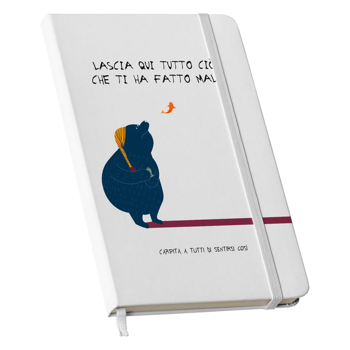 Taccuino Lascia qui quello che ti ha fatto male dell'album Taccuini a tutti di Carpita A Tutti: copertina soft touch in 8 colori, con chiusura e segnalibro coordinati