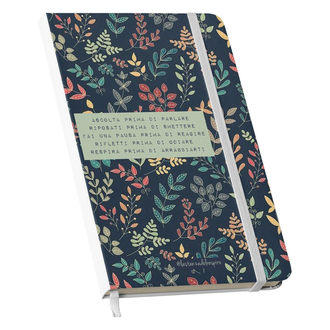 Taccuino Mi ascolto dell'album Un momento tutto per me di La stanza del respiro: copertina soft touch in 8 colori, con chiusura e segnalibro coordinati