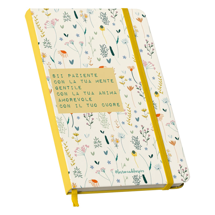 Taccuino Amorevole dell'album Un momento tutto per me di La stanza del respiro: copertina soft touch in 8 colori, con chiusura e segnalibro coordinati