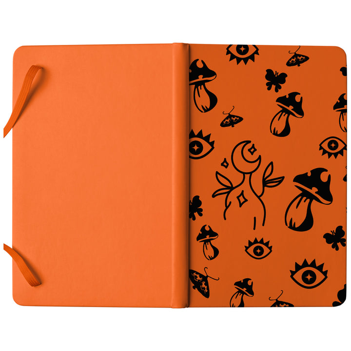 Taccuino Goth dell'album Witchy Wonder di WonderValy: copertina soft touch in 8 colori, con chiusura e segnalibro coordinati