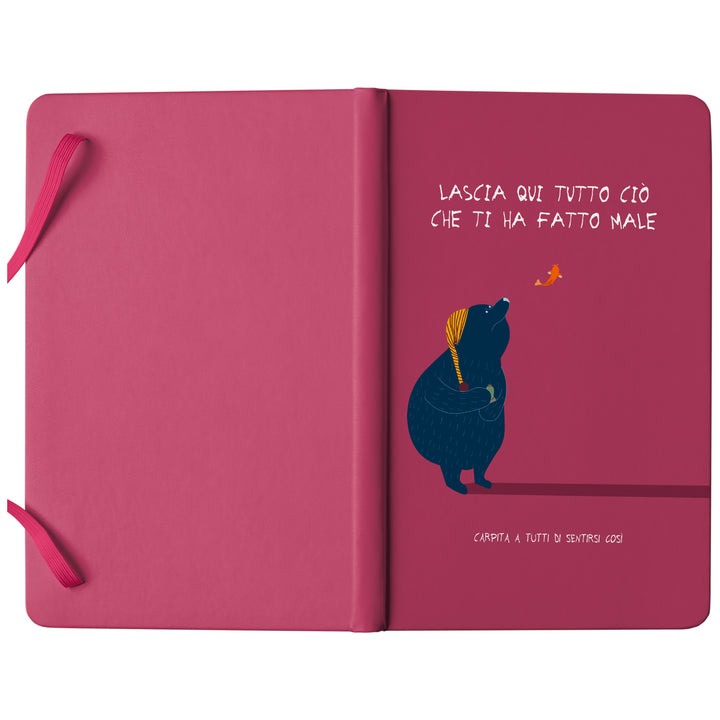 Taccuino Lascia qui quello che ti ha fatto male dell'album Taccuini a tutti di Carpita A Tutti: copertina soft touch in 8 colori, con chiusura e segnalibro coordinati