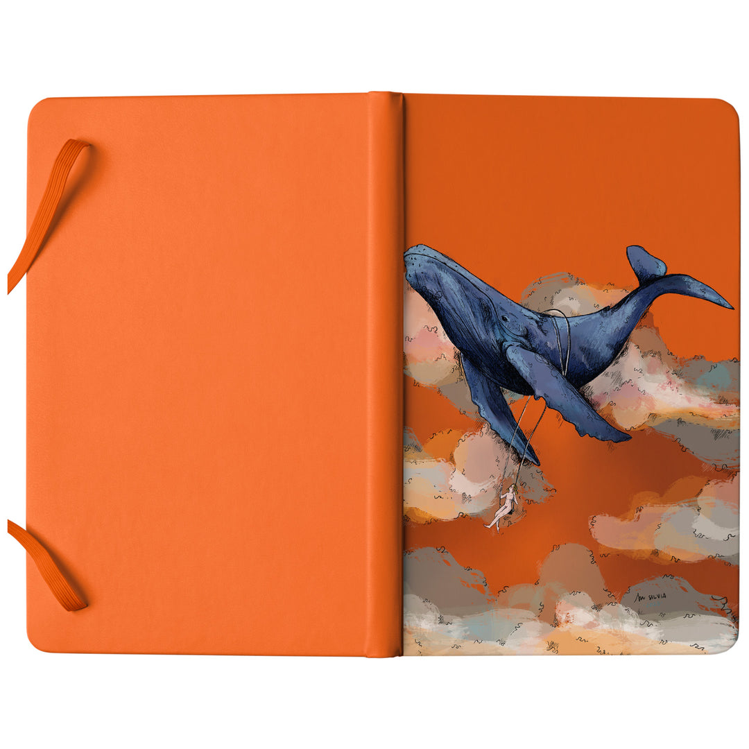 Taccuino Whale dell'album Taccuini blu di Blulimone: copertina soft touch in 8 colori, con chiusura e segnalibro coordinati