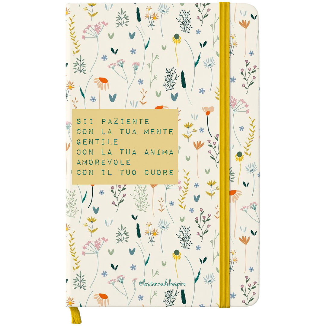 Taccuino Amorevole dell'album Un momento tutto per me di La stanza del respiro: copertina soft touch in 8 colori, con chiusura e segnalibro coordinati